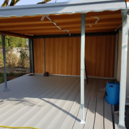 Créer une atmosphère méditerranéenne avec une pergola en fer forgé Vichy